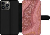 Bookcase Geschikt voor iPhone 13 Pro Max telefoonhoesje - Marmer print - Roze - Goud - Met vakjes - Wallet case met magneetsluiting