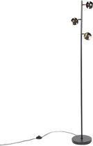 Zwarte staande lamp met drie lichtpunten, geïsoleerd op een witte achtergrond.