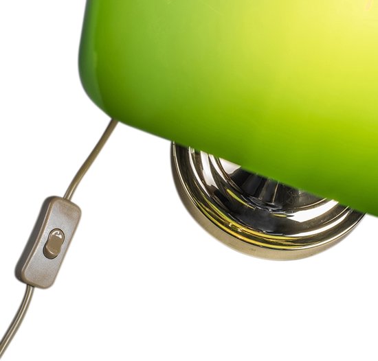 Gros plan de l'interrupteur et du culot doré d'une lampe de bureau verte.