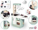 Montage van de Smoby Cherry speelkeuken met de oven open, een jongen die kookt en de 25 accessoires.