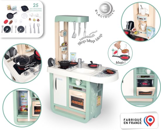 Montage van de Smoby Cherry speelkeuken met de oven open, een jongen die kookt en de 25 accessoires.