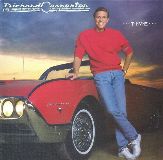 Richard Carpenter in rode trui en jeans, leunend tegen rode Ford Thunderbird.