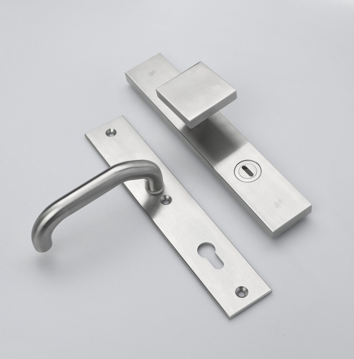MASSIEF RVS Tzunali Deurbeslag. Model TAMEGA SKG*** BREED T=15/5 VKTB (kerntrek) PC92 BUITEN KNOP ALMADA; BINNEN KRUK FORNOS