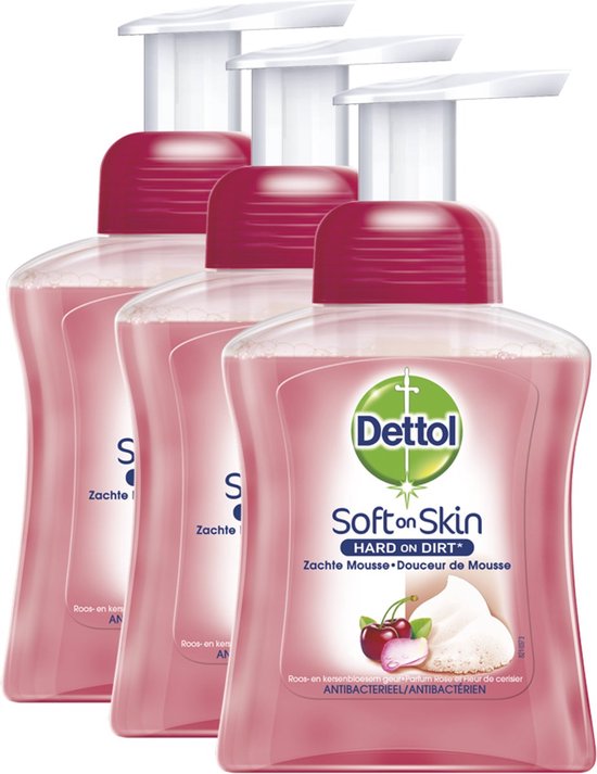 Drie flessen Dettol Soft on Skin Zachte Mousse handzeep met roos- en kersenbloesemgeur in roze flessen met pompjes.