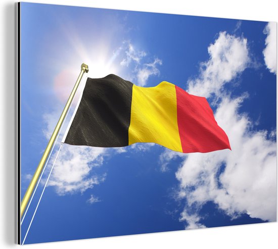 Le drapeau de la België flotte dans les airs Aluminium 180x120 cm - Tirage photo sur Aluminium (décoration murale métal) XXL / Groot format!