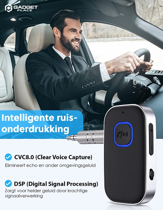 Man in een pak in de auto met de bluetooth transmitter. "Intelligente ruisonderdrukking", "CVC8.0" en "DSP".