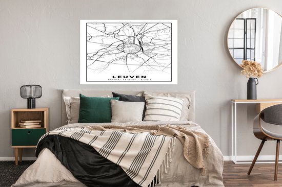 Affiche avec une carte en noir et blanc de Leuven, Belgique, avec un motif de rues et le texte LEUVEN, accrochée au-dessus d'un lit.
