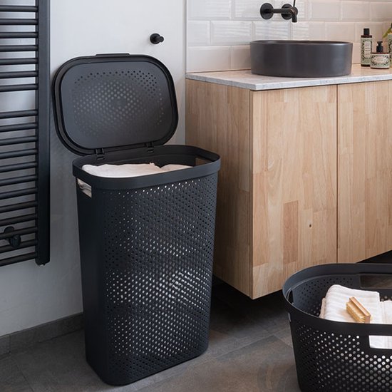 Antracietgrijze Curver Infinity wasmand met open deksel, gevuld met witte was, naast een kleinere mand.