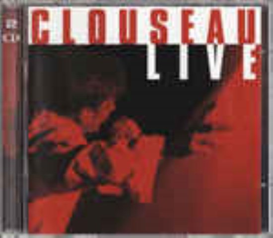 CD-hoes met rode tekst 'CLOUSEAU LIVE' op een rode en zwarte achtergrond, met een afbeelding van een zanger.