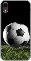 Geschikt voor iPhone XR hoesje - Voetbal in het gras - Siliconen Telefoonhoesje