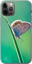 Geschikt voor iPhone 13 Pro hoesje - Vlinder - Gras - Licht - Siliconen Telefoonhoesje