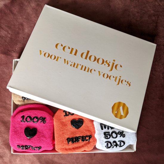 Coffret cadeau avec quatre chaussettes bébé - cadeau de maternité avec textes rigolos