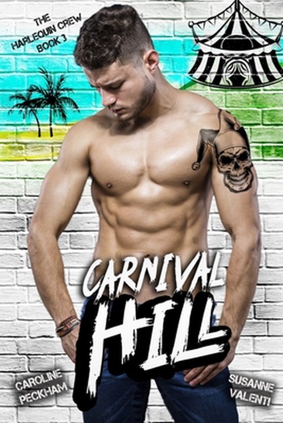 Man met een tatoeage van een schedel en narrenkap, staand voor een bakstenen muur met een circustent. Titel: CARNIVAL HILL.
