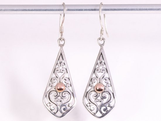 Traditionele opengewerkte zilveren oorbellen met 18k gouden decoratie
