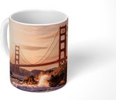 Mok - Golden Gate Bridge met wilde golven die op de rotsen klappen in San Francisco - 350 ML - Beker - Uitdeelcadeautjes