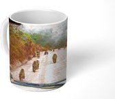 Mok - Wilde dieren op de weg in de Ngorongoro krater - 350 ML - Beker - Uitdeelcadeautjes