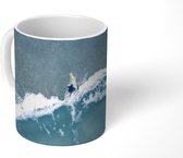 Mok - Luchtfoto van een surfer in de blauwe golven - 350 ML - Beker - Uitdeelcadeautjes