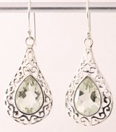 Opengewerkte zilveren oorbellen met groene amethist