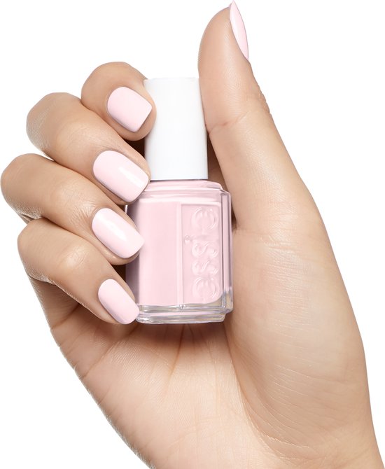 Hand met een lichte roze nagellak van Essie.