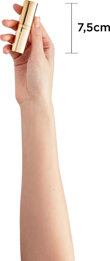 Hand toont gouden lipstick huls van 7,5cm.