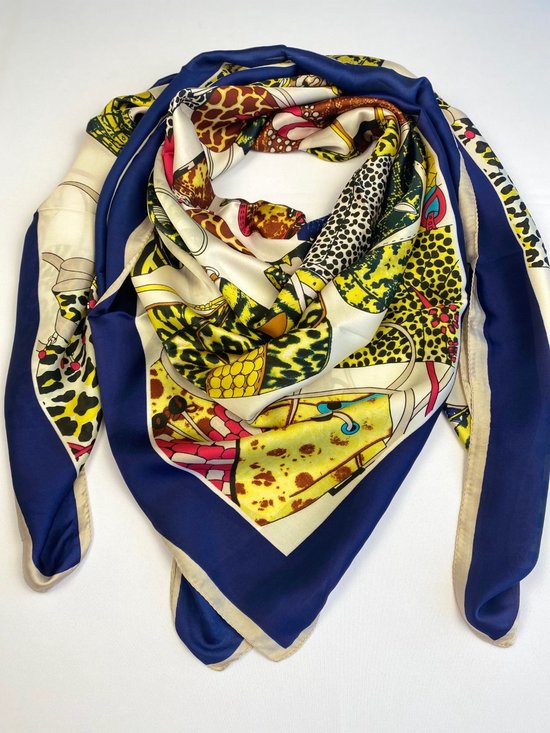 Vierkante sjaal met fashion print 130 x 130 cm / 70% viscose met 30 % zijde (glad materiaal)