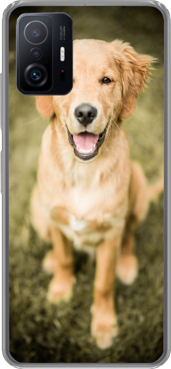 Telefoonhoesje Geschikt voor Xiaomi 11T Pro hoesje - Een portret van een Golden Retriever puppy in de tuin - Siliconen Telefoonhoesje Telefoonhoesje