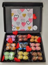 Paaseieren Proeverij Pakket | Box met 9 verschillende smaken paaseieren en Mystery Card 'Love - Hartjes' met geheime boodschap + PaasProeverij Scorekaart | Verrassingsbox Pasen | Cadeaubox | Relatiegeschenk | Chocoladecadeau