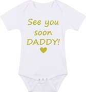 Baby rompertje met leuke tekst | See you soon daddy! |zwangerschap aankondiging | cadeau papa mama opa oma oom tante | kraamcadeau | maat 68 wit goud