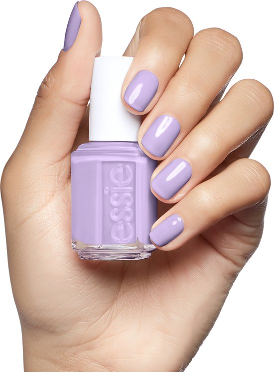 Hand met paarse Essie nagellak, met flesje in de palm.