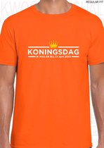 KONINGSDAG IK WAS ER BIJ heren t-shirt - Oranje met witte tekst - Maat S - Korte mouwen - Ronde hals - Regular Fit - 27 april 2022 - Quotes - Kwoots - Lang leve de Koning