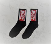 Sneaker sokken (met tekst; more, zwart).