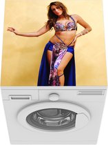 Wasmachine beschermer mat - Een buikdanser in het blauw bij een lichte muur - Breedte 60 cm x hoogte 60 cm