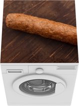 Wasmachine beschermer mat - Een heerlijke frikandel op een houten achtergrond - Breedte 60 cm x hoogte 60 cm