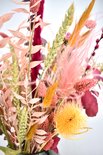 Gedetailleerd boeket droogbloemen met gouden, roze en paarse tinten, met tarwearen en pluimen.