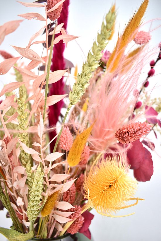 Gedetailleerd boeket droogbloemen met gouden, roze en paarse tinten, met tarwearen en pluimen.