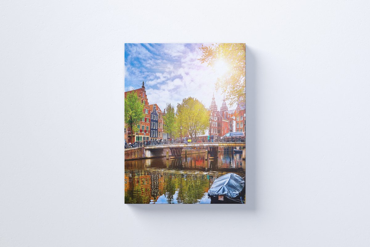Schilderij Amsterdam op 300 g/m2 100% canvas gedrukt | 40 x 60 cm | 18 mm houten canvas frame | 4/0 full colour gedrukt | Zeer hoge kwaliteit canvas schilderij | Met ophangsysteem