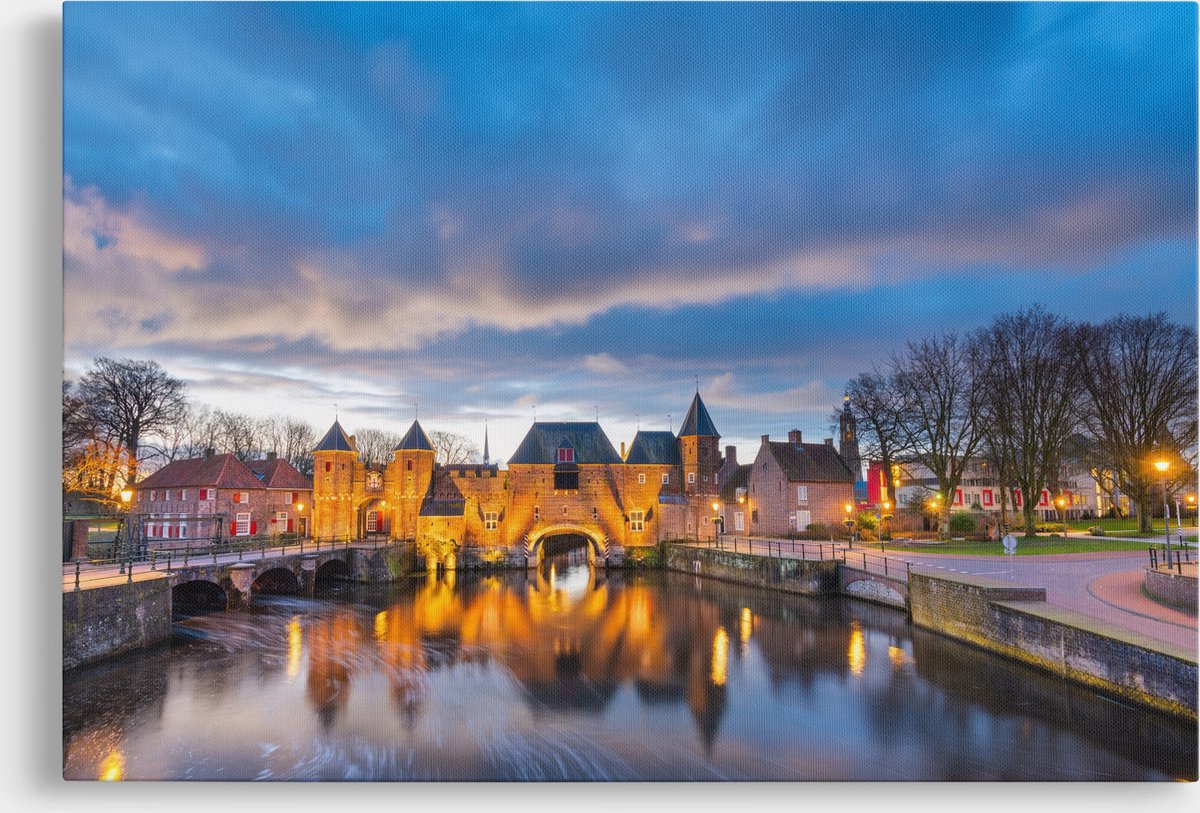 Schilderij Amersfoort op 300 g/m2 100% canvas gedrukt | 100 x 70 cm | 18 mm houten canvas frame | 4/0 full colour gedrukt | Zeer hoge kwaliteit canvas schilderij | Met ophangsysteem