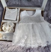 luxe feestjurk-bruidsjurk-Baby jurk-doopjurk -dooppakje-witte jurk-onderhemd-haarband-schoentjes- pasgeboren-new born-geschenkenset -geschenkdoos-kraamcadeau-fotoshoot newborn-4 de