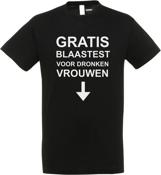 Zwart Vundy T-shirt met witte tekst: 'GRATIS BLAASTEST VOOR DRONKEN VROUWEN' en een pijl naar beneden.