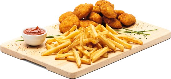 Gekookte kipnuggets en goudbruine frietjes op een houten plank met een kommetje ketchup.