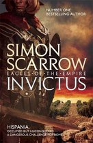 Boekomslag met Romeinse soldaat in harnas, titel 'Invictus' en 'Eagles of the Empire' door Simon Scarrow.