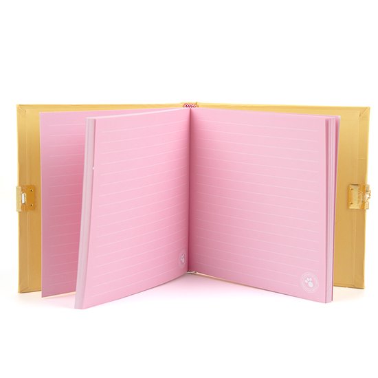Geel dagboek geopend met roze, lijnloze pagina's. Slot met gouden details.