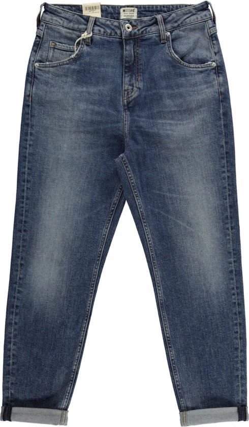 Donkerblauwe Mustang mom jeans met verfde vervagingen, opgerolde broekspijpen en klassieke zakken.