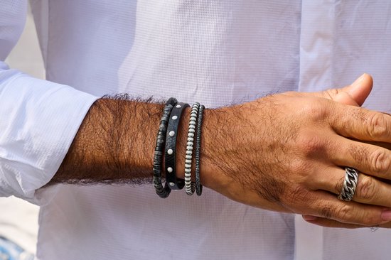 Herenarmbanden: zwarte lederen, zwarte kralen en wit/zwarte gestreepte bandjes.