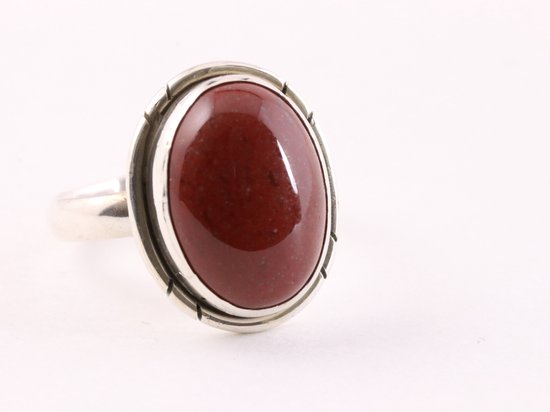 Ovale zilveren ring met rode jaspis - maat 19.5