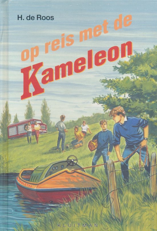 Boek 'Op reis met de Kameleon' met illustratie van jongens bij een boot en rode vrachtwagen op een heuvelachtig landschap.