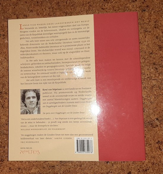 Achterkant van een boek met een foto van René van Stipriaan en tekst.