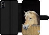 Bookcase Geschikt voor iPhone X telefoonhoesje - Fjord paard in een houten stal - Met vakjes - Wallet case met magneetsluiting