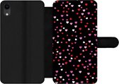 Etui pour iPhone XR Bookcase - Une illustration avec des coeurs sur fond noir - Avec compartiments - Etui portefeuille avec fermeture aimantée