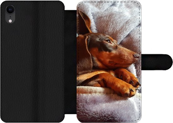 Étui pour iPhone XR Bookcase - Mignon teckel se trouve sous les couvertures - Avec poches - Étui portefeuille avec fermeture magnétique